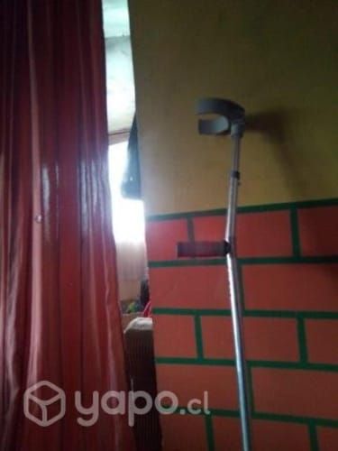 Silla de ruedas y muleta