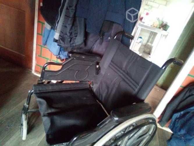 Silla de ruedas y muleta