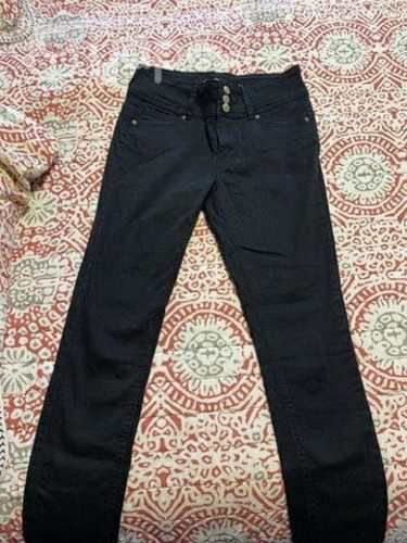 Pantalón negro opposite