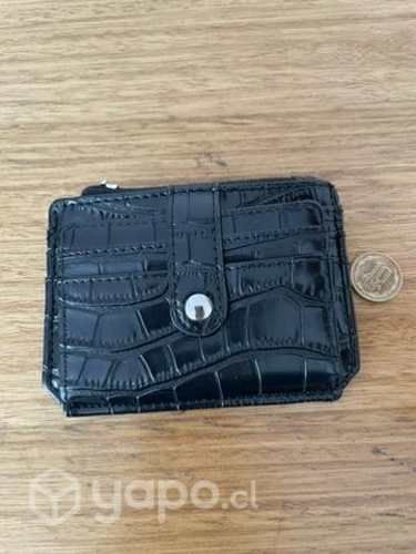 Billetera de mujer compacta. Detalle en el cierre