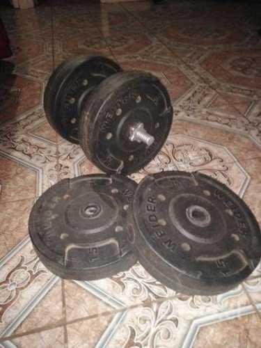 Pesas con 4 discos de 15 kilos cada una
