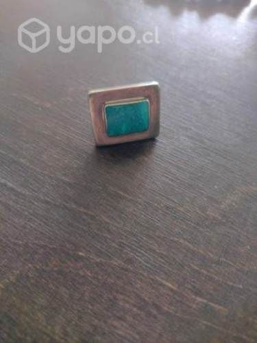 Anillo precioso con una piedra turquesa
