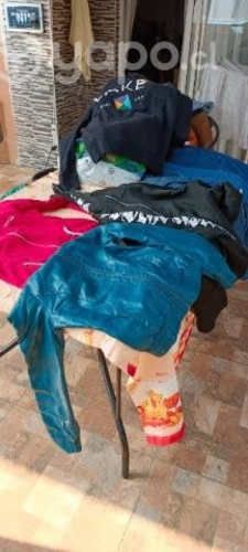 Ropa, zapatos y peluches.