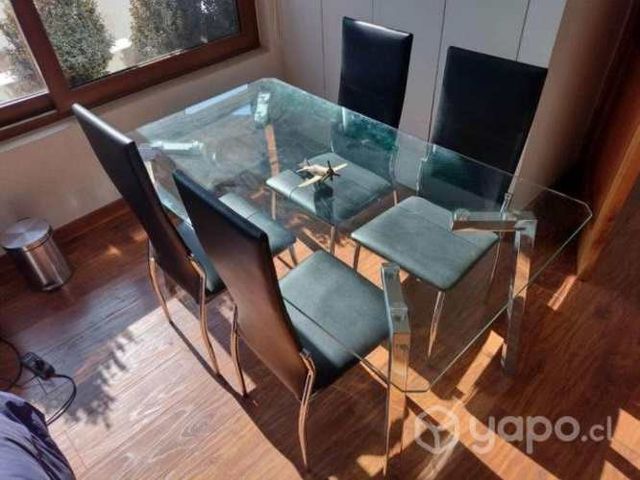 Comedor de vidrio con 4 sillas como nuevo