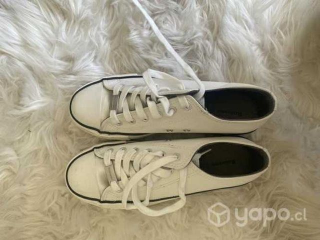 Zapatos blancos nuevos