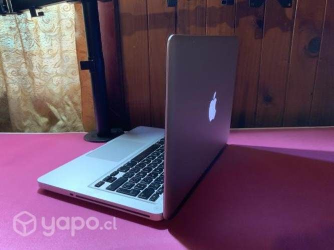 MacBook Pro 2012 + mouse inalámbrico + carcasa