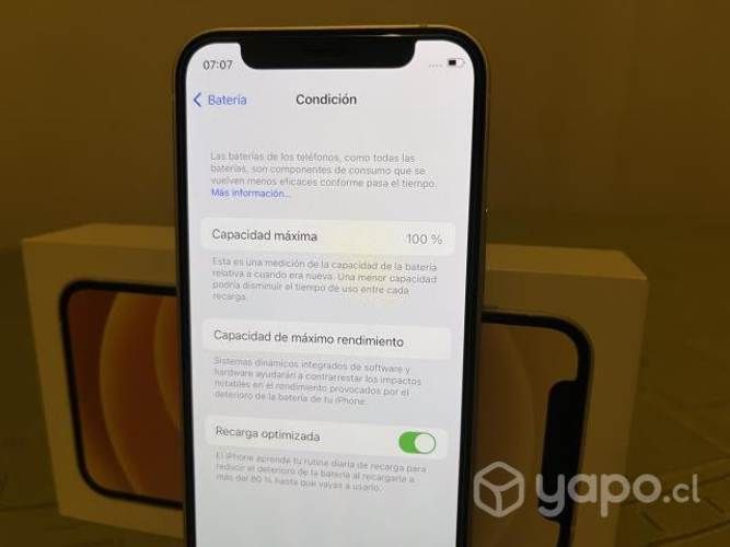 IPhone 12 mini blanco con batería al 100%