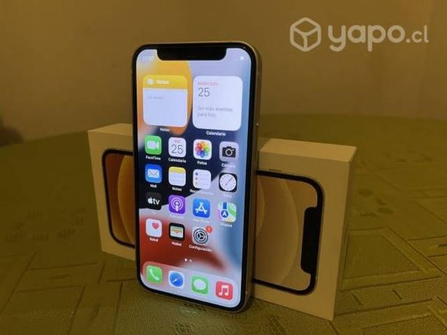 IPhone 12 mini blanco con batería al 100%