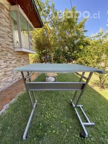 Escritorio con vidrio empavonado