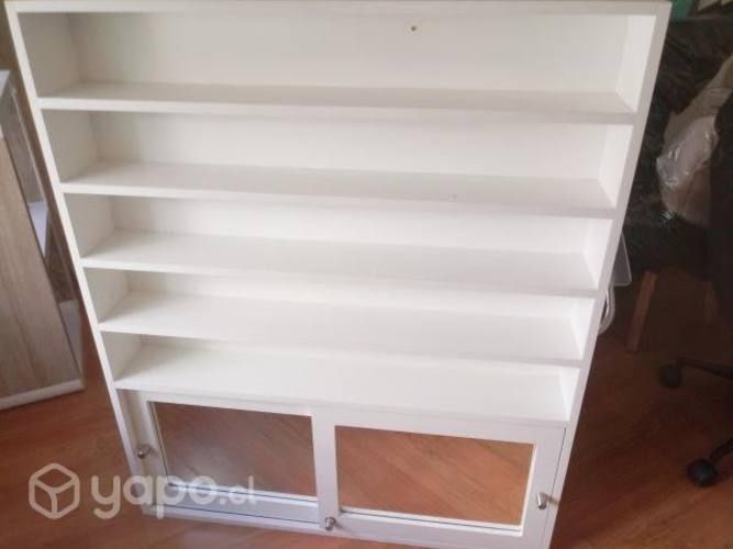 Hermoso mueble manicure.-