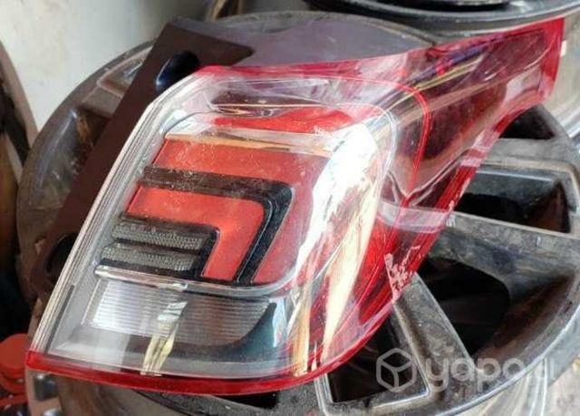 Foco derecho led Crosland 2017 2021 buen estado