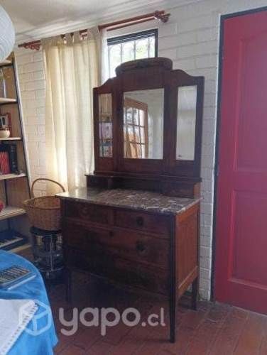 Cómoda de madera, mármol y espejos biselados