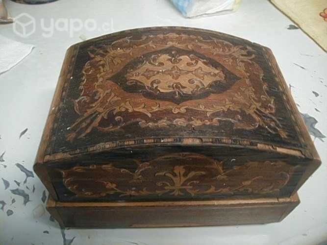 Caja musiical a cuerda antigua