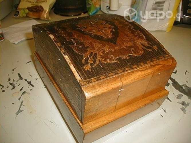 Caja musiical a cuerda antigua