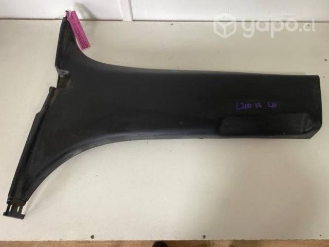 Tapiz cubre pilar central izquierdo inf L200 2017