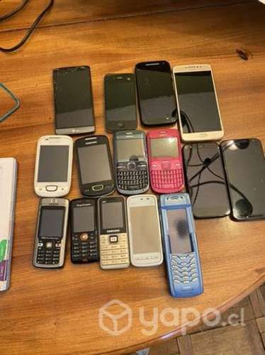Muchos celulares antiguos. Otros no tanto