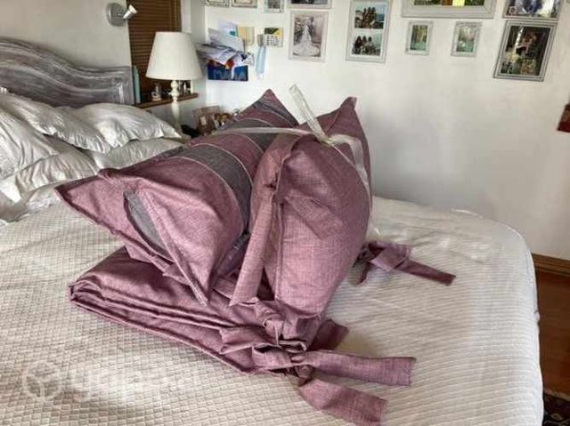 Piecera con almohadones rosa viejo y cojin colores