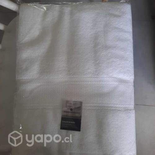 Toallas blancas, marca CHANTILLY
