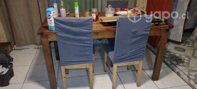 Mesa de roble y tres sillas en buen estado