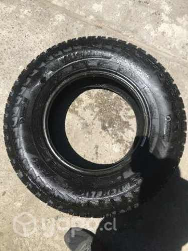 Un Neumático michelin 245/75/16
