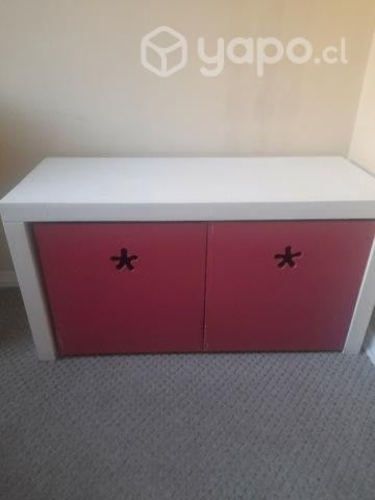 Cajonera blanca con cajones con ruedas