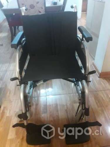 Silla de ruedas color negro