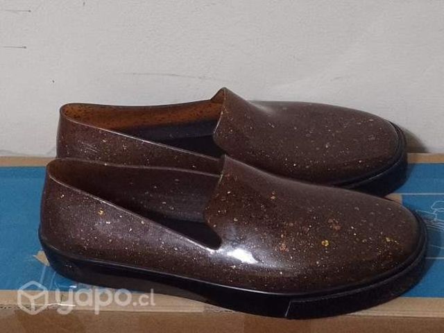 Zapatos plásticos brillantes
