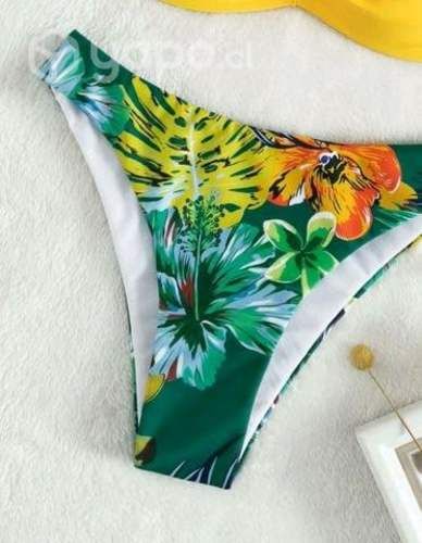 Traje de baño amarillo y verde estampado
