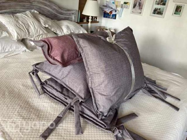 Piecera con almohadones gris marengo y cojin color