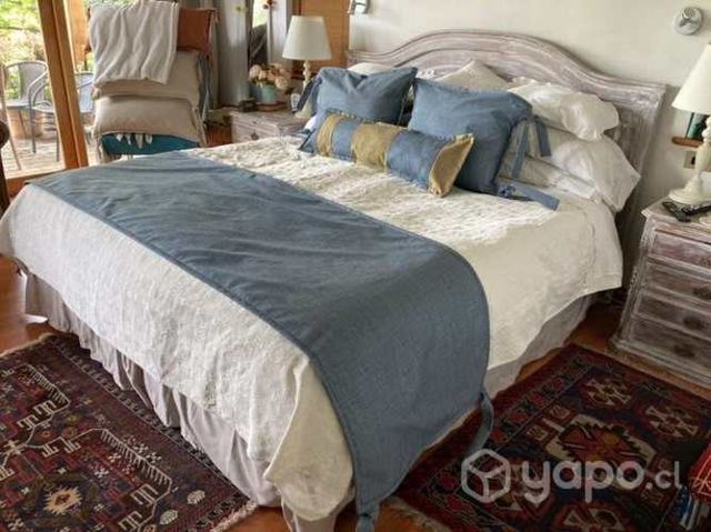 Piecera con almohadones azul piedra y cojin colore