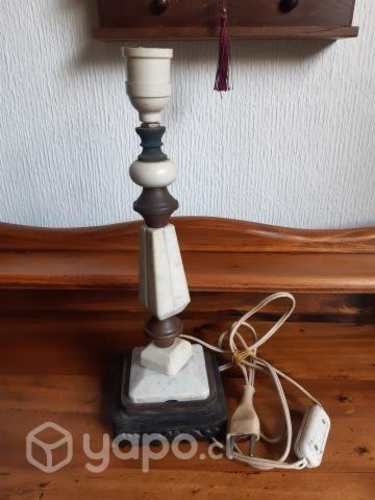 Lámpara antigua bronce y marmolina peana de madera