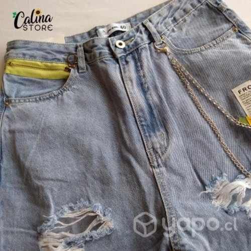 Mom jeans rasgado con accesorio de cadena