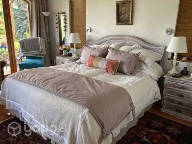 Piecera con almohadones beige y cojin colores