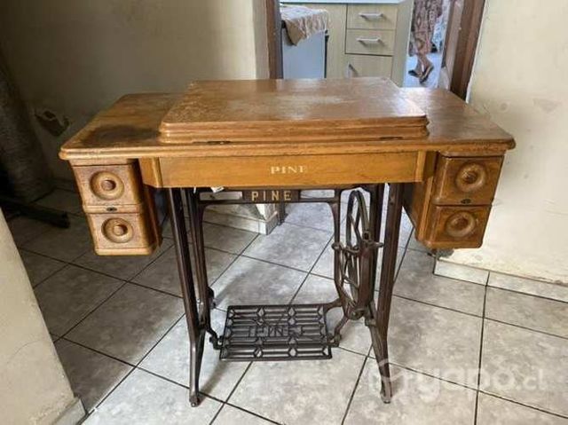 Linda maquina de cocer marca Pine italiana