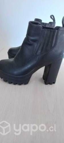 Botines negros de cuero