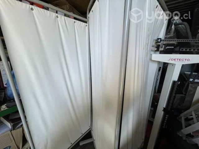 Biombo médico de tres cuerpos.