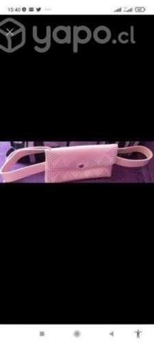 bolso pequeño de color negro y riñonera rosa