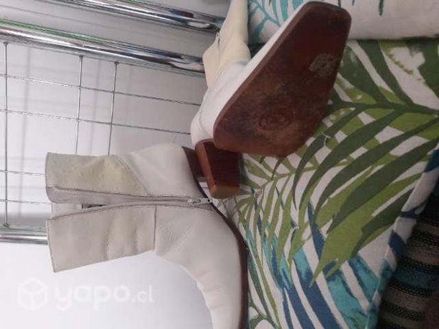 Cansado dama botas una postura