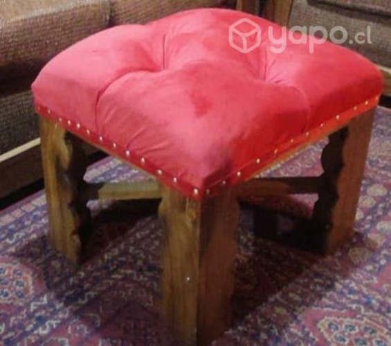 Banquito de madera con tela de felpa