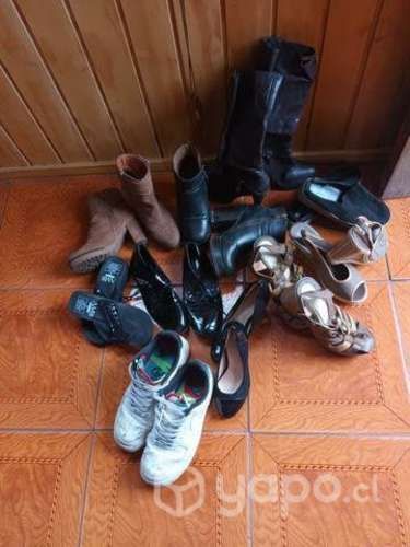 Lote de zapatos y ropa