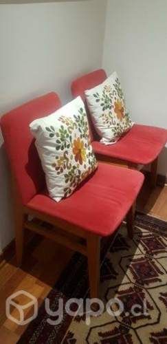 Sillas de madera con tapiz rojo