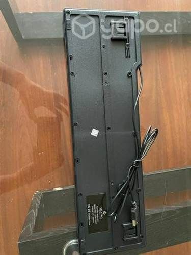 Teclado alámbrico seminuevo con conector USB