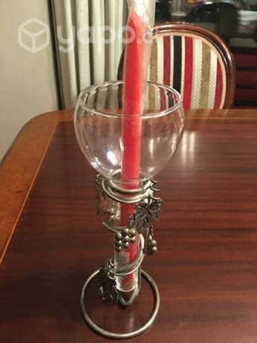 Fino candelabro metálico antiguo