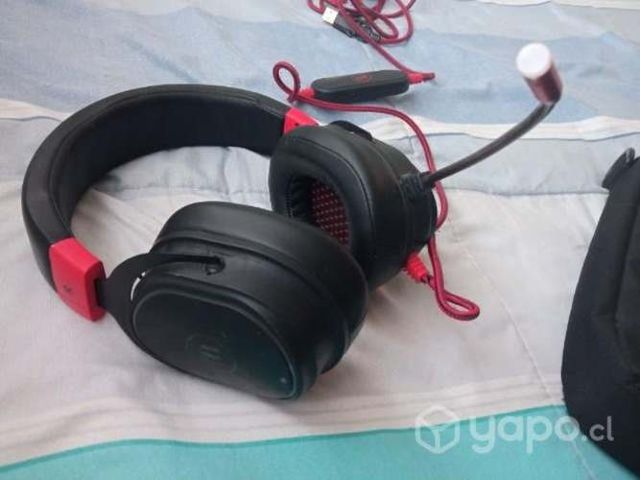 Teclado. mouse y audifonos juntos y separados