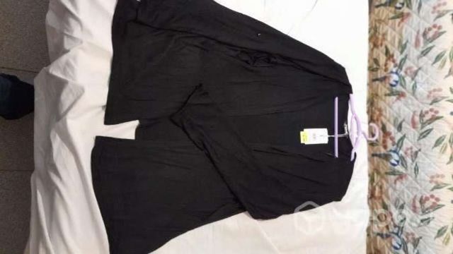 Tapado color negro, talla l un solo uso, es ancho