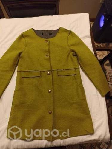 Bello abrigo talla XS . Color verde