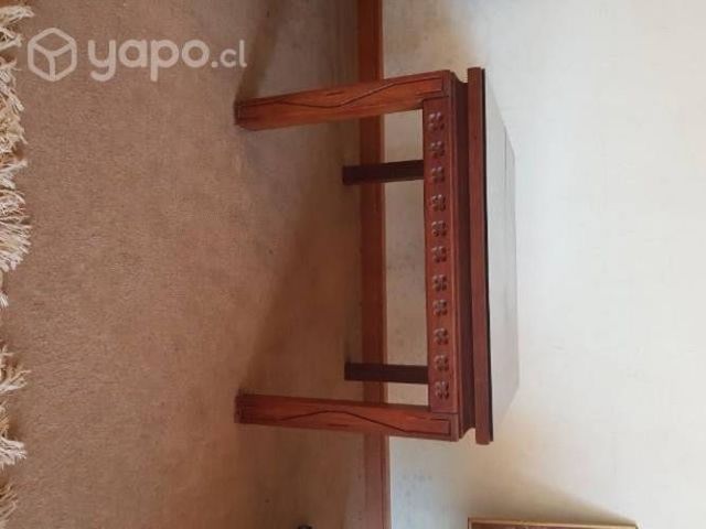 Mesa lateral de madera tallada con cubierta