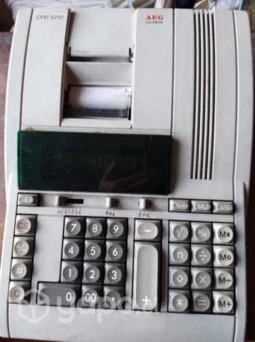 Máquina de escribir, calculadora de escritorio