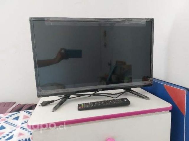 Vendo television y botas nuevas
