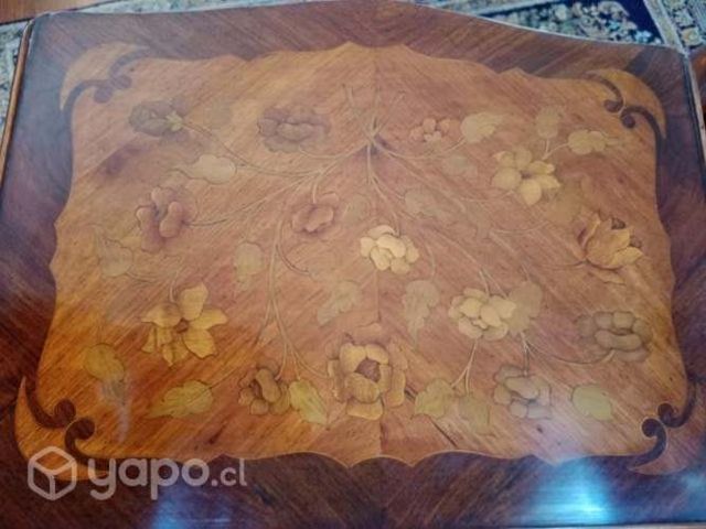 Pareja de veladores franceses con mercateria